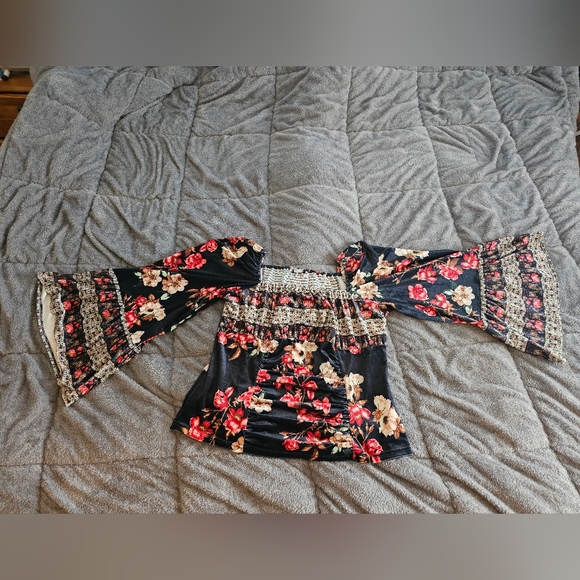 VENUS Tops - Venus Velvet Floral Print Top